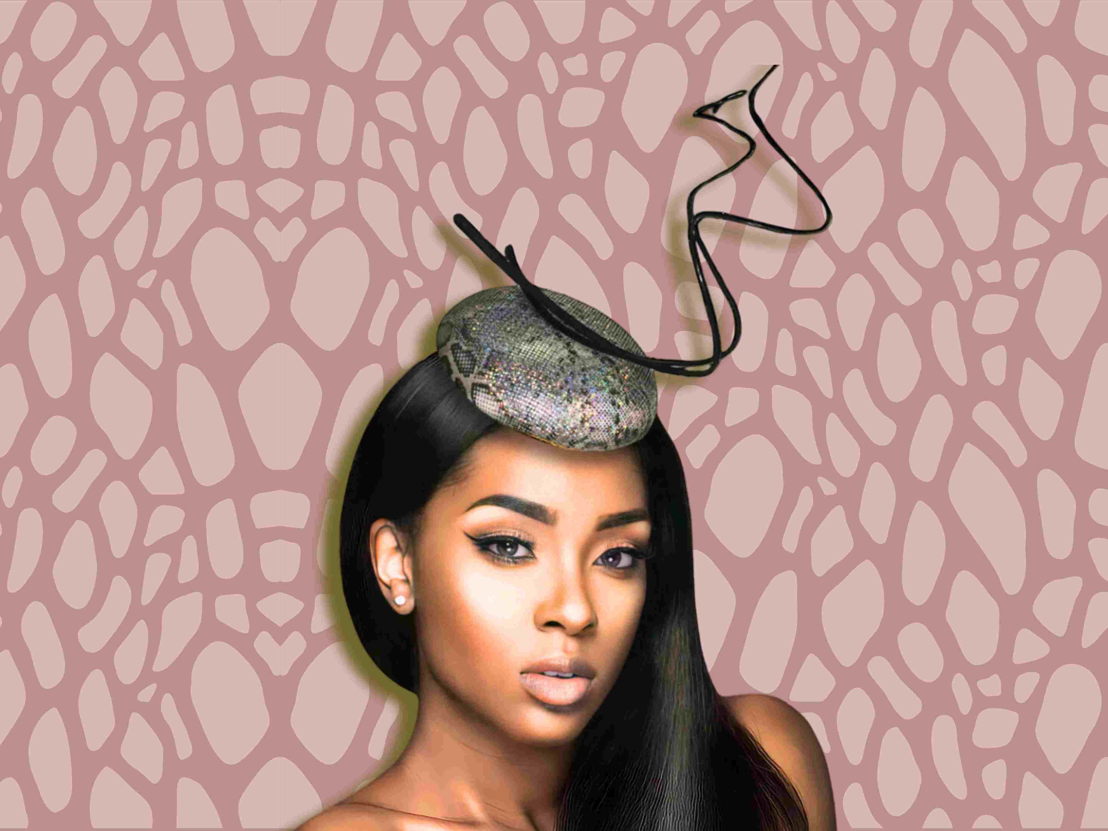 Young lady wearing Chic Hologram Snakeskin Print Cocktail Hat with Ostrich Quill 幻彩蛇皮印花女士禮帽 Young lady wearing Chic Hologram Snakeskin Print Cocktail Hat with Ostrich Quill 幻彩蛇皮印花女士禮帽